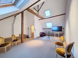 Deze prachtige kantoorruimtes te huur bevinden zich in een kleinschalig, maar bijzonder karaktervol businesscenter in Gent. De hoge plafonds en de authentieke houten vloer creëren een rustige en warme werksfeer. De kantoren zijn volledig instapklaar en uitgerust met alle modern comfort. Bovendien kunnen huurders gebruikmaken van diverse ondersteunende diensten. Op het gelijkvloers is er een terras voorzien.Het pand is gelegen aan de Koning Albertlaan, recht tegenover een tramhalte tussen het station en het stadscentrum. Dankzij deze uitstekende ligging is het kantoor zowel centraal gelegen als uitstekend bereikbaar met het openbaar vervoer en met de wagen. Het station Gent-Sint-Pieters ligt op wandelafstand en biedt een ruime publieke parking, vlot bereikbaar via de R4 en de E40.Beschikbare oppervlaktes:- Gelijkvloers: 53m²- 1e verdieping: 63m²- 2e verdieping: 45m²- 3e verdieping 38m²Specificaties: - Parlofoon- Volledig uitgeruste keuken - Coffee corner- Parketvloer- Toegangscontrole via smartphone- 24/7 toegankelijk- Gemeenschappelijk sanitair- Badkamer met douche- Centrale verwarming op aardgas - Akoestische isolatieDiensten (inbegrepen):- Poetsdienst gemeenschappelijke delen- Onroerende voorheffing- Brandverzekering- Verbruik elektriciteit, gas en water- Meubilair te besprekenBeschikbaarheid:Onmiddellijk beschikbaar. Bent u geïnteresseerd in deze kantoren te huur in Gent? Aarzel dan niet om contact op te nemen via 09 245 35 35 of business.gent@dewaele.com.