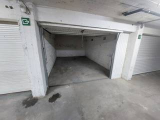 Deze garage 3,17 * 5,1 m is uitsluitend voor opslag goederen bestemd<br />De wagen kan de toegangspoort tijdelijk blokkeren om in en uit te laden, gezien het weinig aantal voertuigen dat in de garage geraakt.