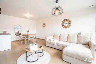 Welkom in dit goed onderhouden, recent (2018) instapklaar en energiezuinig (EPC A) appartement te Halle! Het appartement bevindt zich op de tweede verdieping. De gezellige open leefruimte laat veel natuurlijk licht binnen door het grote schuifraam, dat naar het terras leidt. De parallelkeuken is volledig voorzien van kwaliteitstoestellen, ideaal voor wie graag comfortabel kookt. Daarnaast vind je 2 slaapkamers, een praktische berging/waskot, een apart toilet en een moderne badkamer met wastafel en inloopdouche. Dit appartement is de ideale starterswoning / investeringswoning met het oog op de toekomst. Dichtbij alle voorzieningen, een carpool-parking naast het gebouw en naast belangrijke uitvalswegen. Mis je kans niet om dit appartement te bezichtigen en vraag nu je bezoek aan! We kijken ernaar uit jullie te verwelkomen.