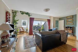 Ruim dakappartement van 129 m² gelegen op de derde verdieping in een rustige residentie aan het groene stadspleintje in de Driezenstraat. Dankzij de centrale maar toch rustige ligging woon je hier op wandelafstand van winkels, voorzieningen en de Grote Markt.<br /><br />Het appartement bestaat uit een inkomhal, een ruime en lichtrijke living met eetkamer, een keuken met praktische berging, drie slaapkamers, één badkamer en twee terrassen. Daarnaast beschikt het appartement over een ondergrondse kelderberging en staanplaats die mee inbegrepen zijn in de prijs.<br /><br />Vermelde afmetingen en oppervlaktes zijn indicatief en conform het EPC.