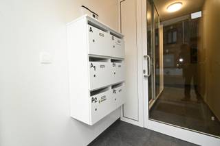 Dit appartement bevindt zich op de eerste verdieping in een residentie met slechts 6 appartementen. Dit betekent dat het in het gebouw rustig vertoeven is.<br />Met de lift of de brede trap ben je zo boven en kom je in de eigen inkomhal. Vooraan heb je de ruime living met grote raampartijen en een zuidelijk terras. De open keuken maakt het allemaal nog ruimer aanvoelen.<br />De gang geeft toegang tot de badkamer met inloopdouche, een afzonderlijk toilet, twee ruime slaapkamers en een berg- en wasruimte.<br />Achteraan het gebouw ligt er een afgesloten private parking waar elk appartement niet alleen een eigen parkeerplaats heeft maar ook een recent gebouwde garage. Geen probleem dus om de wagen, moto en fietsen veilig en onbereikbaar voor buitenstaanders te parkeren of op te bergen.<br />Dit appartement ligt op enkele minuten stappen van het gemeentelijk park waar we in Maldegem trots mogen op zijn maar ook vlak bij de markt, de scholen, sportplein en noem maar op. Anderzijds heb je er rechtstreeks aansluiting op de N49 Knokke -Antwerpen en de N44 Maldegem- Aalter zonder dat je daarvoor door het centrum moet.<br />huurprijs voor appartement + gesloten garagebox + parkeerplaats: 850 euro per maand + 50 euro gemeenschappelijke kosten.<br />Voor meer info of om een bezoek te brengen neem contact op het nummer 050/71.15.00 of info@deruyter.be