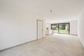 Deze energiezuinige BEN-nieuwbouwwoning is uitstekend gelegen op een absolute toplocatie in Oud-Turnhout. U geniet hier van een rustige, kindvriendelijke omgeving, op korte afstand van het centrum en op wandelafstand van winkels, scholen en openbaar vervoer.<br /><br />Indeling:<br />Bij het betreden van de woning komt u in de inkomhal met apart gastentoilet. De lichtrijke leefruimte biedt plaats aan een gezellige zit- en eethoek en sluit naadloos aan op de volledig ingerichte open keuken, uitgerust met alle hedendaagse kwaliteits- en comforttoestellen. Aansluitend bevinden zich een bijzonder ruime wasplaats/berging en een inpandige garage.<br /><br />Op de eerste verdieping bevinden zich drie volwaardige slaapkamers en een stijlvolle badkamer, voorzien van een inloopdouche, ligbad en dubbele wastafel met badkamermeubel. Op de nachthal is tevens een apart toilet aanwezig.<br /><br />De tweede verdieping vormt een absolute meerwaarde. Deze is bereikbaar via een vaste trap en biedt tal van mogelijkheden. De ruimte kan ingericht worden als twee extra slaapkamers, een hobbyruimte, bureau of polyvalente ontspanningsruimte. Daarnaast bevindt zich hier de volledig afgesloten technische ruimte met de warmtepomp en het ventilatiesysteem.<br /><br />Ook buiten is deze woning volledig afgewerkt. De tuin is ingezaaid met gras en sfeervol aangelegd met siergrassen. Zowel het terras als de oprit zijn volledig aangelegd. Achteraan het perceel bevindt zich bovendien een zeer ruime tuinberging.<br /><br />Prijs:<br />De vermelde prijs is exclusief notariskosten, exclusief 21% btw op het constructieaandeel (€ 350.000) en exclusief 12% registratierechten op het grondaandeel (€ 179.000).<br /><br />Troeven:<br />Energiezuinige BEN-woning<br />Vloerverwarming<br />Warmtepomp<br />10 zonnepanelen<br />Volledig aangelegde tuin, terras en oprit<br />Zeer ruime tuinberging<br />Kindvriendelijke toplocatie nabij centrum, winkels, scholen en openbaar vervoer