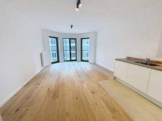 Brussel: Appartement op de 3de verdieping (80m² + 6m² terras) met 2 slaapkamers op de Tour &amp; Taxis site in het gebouw "Newport" gelegen naast het Park Tour &amp; Taxis, één van de grootste stadsparken in Brussel met recreatieruimte. Zeer vlotte bereikbaarheid met het openbaar vervoer (metro en bus) en op wandelafstand van het Noordstation via de Suzan Danielbrug.<br /><br />Indeling van het pand: <br />Blikvanger van het appartement is de ruime woonkamer met open keuken en het terras. Beide slaapkamers zijn te bereiken via de inkomhal waar zich ook de berging bevindt, alsook de badkamer met douche en toilet.  <br />De keuken is volledig uitgerust en voorzien van hoogwaardig materiaal.<br /><br />Er is een private ondergrondse berging bij het appartement inbegrepen.<br /><br />Gemeenschappelijke kosten in de vorm van een provisie bedragen €200. Hierin zitten de gemeenschappelijke kosten voor het gebouw alsook de kosten voor water &amp; gas. Elektriciteit is individueel af te sluiten. <br /><br />Spreekt dit pand je aan? Dien dan een bezoekaanvraag in via de website.