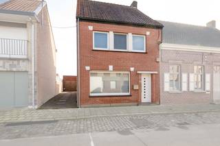 Deze gezellige woning met garage is gelegen in het groene Aalter op een steenworp van het prachtige Kasteel van Poeke. De omgeving biedt de...