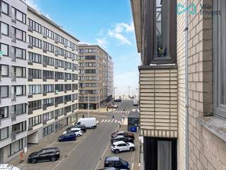<p>Ontdek dit verzorgd en lichtrijk appartement, ideaal gelegen in het gezellige Middelkerke. <br />Dit instapklare pand, gebouwd in 2005, combineert comfort met een praktische indeling en is zowel interessant als eigen woonst of als investering.</p>
<p>Het appartement beschikt over een aangename leefruimte met open keuken, wat zorgt voor een ruim en modern gevoel. Vanuit de leefruimte heeft u toegang tot het terras, waar u heerlijk kunt genieten van de buitenlucht. Verder zijn er twee volwaardige slaapkamers, een badkamer uitgerust met douche en wastafel, en een apart toilet.</p>
<p>Extra troeven zijn de handige berging en de gemeenschappelijke fietsenberging. De elektrische installatie is conform, en dankzij de recent vernieuwde ramen voldoet het appartement aan hedendaagse comfortnormen.</p>
<p>Parkeren kan eenvoudig in de groene zone in de omgeving.</p>
<p>Met een netto verhuuropbrengst van circa € 20.000 per jaar is dit bovendien een uitstekende investering met mooi rendement.</p>
<p>Kortom: een instapklaar, goed onderhouden appartement op een aantrekkelijke locatie aan de kust. <br /><span>Deel uw interesse en plan uw bezoek: 0468/43 75 04.</span></p>