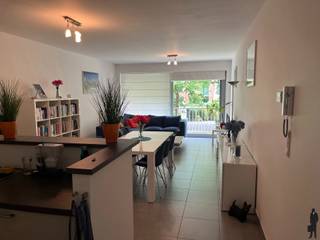 Instapklaar appartement, tegenover de Golf van Brasschaat, met 2 slaapkamers en ondergrondse garagestaanplaats.Indeling:- Inkomhal met vestiairekast...