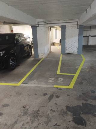 Dubbele - Grote garageplaats voor 1 auto en 5 aparte plaatsen voor (bak)fiets, moto, fietsen enz... of 2 auto's en 4 aparte plaatsen.Oppervlakte 54...