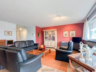 Heel ruim en KWALITATIEF INGERICHT DUPLEXAPPARTEMENT met DRIE SLAAPKAMERS, TWEE BADKAMERS, ZONNIGE TERRASSEN én een PRIVATE GARAGEBOX vormt...