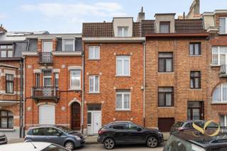 <p><span>Op een ideale locatie vlak bij het Elisabethpark in Koekelberg bieden wij u deze prachtige woning van 237 m² met tuin aan. De woning is als volgt ingedeeld: op de tussenverdieping bevinden zich bergingsruimtes en een wasruimte. Op het gelijkvloers: een woonkamer, eetkamer, keuken en toegang tot de tuin op het zuidwesten. Op de 1e verdieping: twee grote slaapkamers (+-16 m²) en een bureau. Op de 2e verdieping: twee grote slaapkamers (+-16 m²) en een badkamer met douche en bad. Twee aparte toiletten. Inrichtbare zolder. EPC E-. Deze woning zal u bekoren door haar ligging, buitenruimte en potentieel! Een echte aanrader.</span></p>