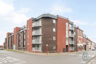Dit klassieke nieuwbouwproject in Moeskroen staat voor zorgeloos wonen op een centrale ligging.<br /><br />De architectuur straalt rust en elegantie uit, terwijl het interieur volledig inspeelt op de noden van hedendaags wonen: energiezuinig, praktisch en comfortabel.<br />Elke appartement werd ontworpen met aandacht voor functionaliteit, natuurlijke lichtinval en afwerkingskwaliteit.<br />Aangename terrassen. <br /><br />Een project dat niet alleen vandaag overtuigt, maar ook op lange termijn zijn waarde en uitstraling behoudt.<br /><br />Meer info bij Immo Beguin: sebastien@immobeguin.be