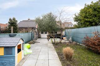 Langs de Vossensteert in Assebroek bevindt zich een bijzonder ruim gezinshuis dat modern wooncomfort combineert met een uitzonderlijk hoge graad van toegankelijkheid. Dit huis met vier slaapkamers is volledig aangepast om volledige bewegingsvrijheid te bieden aan iedereen. De aanwezigheid van een lift die de verschillende verdiepingen verbindt en een volwaardig ingerichte badkamer op het gelijkvloers maken dit huis volledig rolstoeltoegankelijk. In de verzorgde tuin staat een kwalitatief bijgebouw dat kan dienen als opslagruimte, hobbyruimte of ontspanningsruimte. Dankzij een gevestigde erfdienstbaarheid is de bereikbaarheid van het perceel optimaal geregeld. Hierdoor is er de mogelijkheid om de wagen op het eigen terrein te parkeren onder de aanwezige carport. De aangename ligging langs de Vossensteert biedt een uitstekende verbinding naar zowel het centrum van Brugge als belangrijke invalswegen. Op korte afstand bevinden zich diverse winkels, scholen en groen (Parken en Gemene Weidebeek). Indeling: Gelijkvloers- Inkomhal- Leefruimte met toegang tot lift - Open keuken uitgerust met kookplaat, dampkap, oven, microgolf en vaatwas- Gastentoilet- Badkamer voorzien van lavabo, ligbad en inloopdouche- Bergruimte- Kelder1ste verdieping: - Slaapkamer 1 (17 m²) - Slaapkamer 2 (12 m²) 2de verdieping: - Slaapkamer 3: (14,5 m²) - Slaapkamer 4 (10 m²)