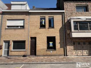 Deze op te frissen woning bestaat uit een inkom met vestiaire, grote woonkamer, keuken en badkamer.Op de bovenverdieping bevinden zich 2 ruime...