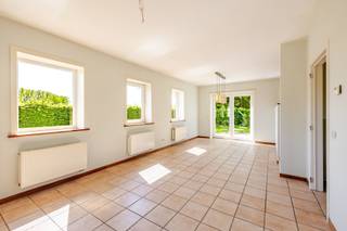 <p><span>Prachtige woning op fantastische locatie!</span></p><p><span>Deze woning is gelegen in het groen, en toch vlot bereikbaar en nabij de dorpskern!</span></p><p><span>Prachtige locatie! EPC C (geen renovatieplicht!).</span></p><p><span>Op het gelijkvloers bevinden zich de inkomhal, ingerichte keuken, woonkamer, een slaapkamer met ensuite badkamer met ligbad, wastafel en toilet en een apart toilet.</span></p><p><span>Op de tweede verdieping bevinden zich 2 slaapkamers en een badkamer met wastafel en douche. Er is centrale verwarming op stookolie.</span></p><p><span>Ook op zoek naar een charmante woning, middenin het groen? Dan is deze plek zeker iets voor u!</span></p><p><span>Neem contact op om uw bezoek te plannen.</span></p><p><span>EPC 231 kWh/(m²jaar) C; Si in aanvraag; P-score A, G-score A; </span><span>Bestuursmaatregelen in het maatregelenregister: nee.</span></p><p><span> </span></p><p><span> </span></p>