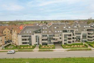 Op een unieke locatie langs het water in Tisselt bevindt zich dit uitzonderlijk penthouse, verdeeld over de derde en vierde verdieping. Een...