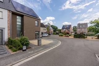 Recente gezinswoning met dubbele garage in rustige, doodlopende straat.<br /><br />Bent u op zoek naar een moderne, comfortabele woning waar rust en woonkwaliteit centraal staan? Deze recente woning is gelegen in een rustige, doodlopende straat en biedt dankzij haar jonge leeftijd een aangenaam en zorgeloos wooncomfort met schitterend EPC-label en conforme elektriciteitskeuring. <br /><br />We betreden de woning via de ruime inkomhal met apart toilet. De woonkamer geniet van veel lichtinval, heeft een aansluitende bureauruimte met ingemaakte kasten en geeft connectie naar de open keuken, voorzien van alle nodige toestellen. Verder vinden we een berging en wasplaats met opnieuw ingemaakte kasten. <br /><br />Op de eerste verdieping biedt deze woonst 3 ruime slaapkamers, apart toilet en badkamer met ligbad, inloopdouche en dubbel lavabomeubel. <br /><br />De zolder is toegankelijk via een vaste trap en geeft leuke mogelijkheden voor thuiswerk, hobbyruimte of extra slaapkamer(s). <br /><br />Ook buiten is het genieten: de volledig aangelegde en omheinde tuin vormt een heerlijke plek om te ontspannen. Het overdekte terras zorgt ervoor dat je in alle seizoenen van de buitenruimte kunt genieten. Een bijkomende troef is de ruime dubbele garage, ideaal voor het stallen van twee wagens, fietsen en extra bergruimte.<br /><br />Troeven: <br />- Gunstige EPC-score<br />- Zonnepanelen aanwezig<br />- Dubbele garage<br />- Zeer rustige en kindvriendelijke buurt<br /><br />Bent u benieuwd en wenst u een bezoek? Contacteer ons op het nummer 014 58 02 08 of via info@immovl.be!