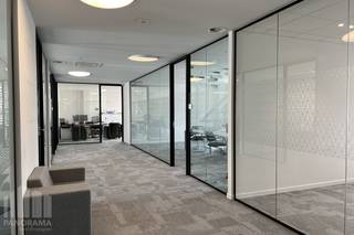 Magnificently located 900 m² <strong>office space</strong> with visibility from the busy Pontbeeklaan on the outskirts of Brussels (Zellik).<br />Phenomenal accessibility thanks to its proximity to the <strong>R0 and E40 motorways</strong>. <br /><br />The office spaces are located in the high-quality Sphere Business Park. The building has a solid concrete structure with poly concrete floors (3 T/m²) and is equipped with modern technology such as fluorescent/LED lighting, ventilation systems, a heat pump, and air conditioning that can both heat and cool. Heating is provided by a recent gas boiler, which ensures extra efficiency. With no fewer than <strong>100 solar panels</strong> and an energy-neutral first floor, this building offers a progressive response to today's energy challenges. In addition to functional advantages such as an elevator, camera surveillance, and<strong> 11 parking spaces</strong>, the building also features a spacious, quiet courtyard garden, a fully equipped fitness center, and a luxurious kitchen on the first floor.<br /><br />This property is ideal for a variety of uses and, thanks to its modern infrastructure and energy-efficient character, offers a particularly interesting opportunity for those who want to invest in the future.<br /><br />Don't hesitate to contact <strong>PANORAMA B2B</strong> for additional information, plans, or a site visit at<strong> 0477 09 00 09.</strong>
