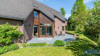 <p><span>Square Estate stelt u deze prachtige villa voor, gelegen in het prestigieuze Domein van Bouchout te Wemmel.</span></p><p><span>Deze vrijstaande woning is als volgt ingedeeld: een ruime inkomhal met een mooie plafondhoogte die elegantie en karakter aan de woning geeft, een grote leefruimte bestaande uit een salon, een eetkamer en een volledig uitgeruste open keuken, ideaal om gasten te ontvangen. Een wasruimte, een bureau en een gastentoilet vervolledigen dit niveau.</span></p><p><span>Op de verdieping beschikt de villa over vier slaapkamers, waaronder een prachtige master suite met dressing en een privé badkamer (bad en douche). Een tweede badkamer en een apart toilet vervolledigen deze verdieping.</span></p><p><span>De woning beschikt tevens over een zolder en een kelder, die tal van opberg mogelijkheden bieden. Een ruime garage voor twee wagens maakt het geheel compleet.</span></p><p><span>De eigendom geniet bovendien van een aangenaam terras, zuid gericht, en een mooie oost gerichte tuin, ideaal om van zonnige dagen te genieten.</span></p><p><span>Een standing volle villa die comfort, ruimte en een uitzonderlijke ligging combineert in een rustige en gegeerde omgeving. Zeker een bezoek waard.</span></p><p><span>Voor meer informatie of om een bezoek in te plannen, gelieve ons te contacteren op 02/460.42.01 of via <span>mw@square-estate.be</span></span><span> </span></p>