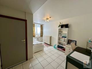 Deze studentenstudio is gelegen aan het Sint-Pietersplein en in de nabijheid van winkels, scholen en de stadsring. De studio omvat een slaap -en leefruimte met een bed, 2 kasten en een bureau, keukentje en badkamer met douche!<br /><br />Huurprijs: € 530/maand + € 50 maandelijkse provisie voor verbruik EGW, onderhoud gebouw en internet.  <br />Per kwartaal wordt een afrekening opgemaakt door de eigenaar.<br /><br />ALLEEN VOOR STUDENTEN (domicilie niet mogelijk)!<br /><br />Beschikbaar vanaf 01/09/2026