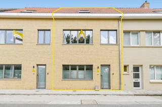 Deze verrassend ruime rijwoning werd met oog voor kwaliteit gerenoveerd en is volledig instapklaar. De gezellige leefruimte sluit naadloos aan op de open, volledig uitgeruste keuken, waardoor een aangename woonomgeving ontstaat. Verder beschikt de woning over een praktische kelder, een handige wasberging, drie volwaardige slaapkamers en twee verzorgde badkamers, ideaal voor gezinnen of wie graag extra ruimte heeft. Dankzij de uitstekende energiescore, conforme elektriciteit, vloerverwarming op het gelijkvloers en moderne technieken geniet u hier van een energiezuinige en comfortabele thuis. Als extra troef wordt de woning volledig gemeubeld verkocht, zodat u meteen kunt verhuizen of zorgeloos kunt verhuren.<br />EPC: 81 kWh/m² - UC:3771498 ~ Vg, Wg, Gvk, Gvv, Gmo ~ Ref. MI24602