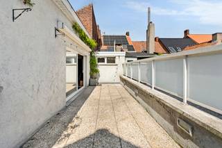 Top gelegen, op te frissen commerciële ruimte met woonst in het centrum van Deerlijk. Op het gelijkvloers bevindt zich een ruime handelsruimte met garage, ideaal voor wie wonen en werken wil combineren. Op de bovenverdieping bevindt zich een duplex met open keuken, lichtrijke leefruimte en toegang tot het ruime terras. De woning beschikt over 3 slaapkamers en biedt een aangename leefomgeving. Er is veel potentieel voor diverse woon- en werkmogelijkheden. Bezoek na afspraak: info@immobeguin.be