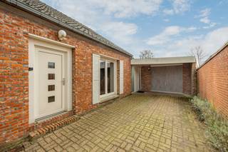 Deze vrijstaande woning is gelegen aan Grens 130 in Arendonk, vlakbij de Nederlandse grens. De ligging combineert een groene, landelijke omgeving met een vlotte bereikbaarheid naar zowel Arendonk centrum als Nederland. Winkels, scholen en verbindingswegen bevinden zich op korte afstand.<br /><br />Bij het betreden van de woning kom je in de inkomhal die toegang geeft tot een gelijkvloerse slaapkamer en badkamer, ideaal voor wie levenslang wil wonen. Verder bereik je de lichtrijke leefruimte met aansluitend de keuken en woonkamer, die in verbinding staat met de veranda en een aangename overgang vormt naar de tuin. De garage is eveneens inpandig bereikbaar. Op de verdieping bevinden zich drie volwaardige slaapkamers en een extra kamer die perfect dienst kan doen als bureau of hobbyruimte. Er is geen zolder, maar wel een kruipruimte. <br /><br />Buiten geniet je van een ruime tuin met een terras gericht naar het zuidoosten, waar je in alle rust en privacy kan vertoeven. De oprit biedt plaats aan minstens vier wagens en wordt aangevuld met een garage.<br /><br />Met een EPC-score van 293 kWh/m²/jaar (label C) voldoet de woning aan de huidige normen en is er geen renovatieverplichting van toepassing.<br /><br />• Vrijstaande woning op ruim perceel van 1.466 m²<br />• Gelijkvloers wonen mogelijk<br />• Zonnige tuin met zuidoostelijk terras<br />• Ruime oprit en garage<br />• Rustige ligging nabij Nederlandse grens