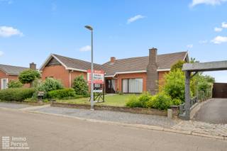 Gelegen in de rustige Lijsterlaan te Scherpenheuvel, vind je deze solide open bebouwing uit 1973 op een ruim perceel van 770m². De woning geniet van een centrale doch rustige ligging en beschikt over een aangename, noordwest gerichte tuin. De dubbele garage, die deels ondergronds gelegen is, biedt extra parkeergemak en bergruimte.<br /><br />De woning heeft een EPC-label F en valt hiermee onder de renovatieverplichting, wat je de kans geeft om de woning volledig naar eigen smaak en huidige normen te moderniseren. Een bijzonder kenmerk is de reeds deels gerenoveerde zolder die momenteel toegankelijk is via het terras. Mits het plaatsen van een vaste trap, kan deze ruimte volledig bij de woning betrokken worden.<br /><br /><u><strong>INDELING</strong></u><br /><strong>Gelijkvloers:</strong> Inkomhal, leefruimte, keuken, gastentoilet, badkamer, 3 slaapkamers<br /><strong>Zolder:</strong> Deels afgewerkt<br /><strong>Tuin:</strong> Noordwest georiënteerde tuin met overdekt terras<br /><strong>Kelder:</strong> Dubbele garage, opslagruimte<br /><br />Ervaar zelf de vele voordelen van deze woning tijdens een persoonlijke rondleiding.<br />Maak vandaag nog je afspraak.<br />Mail naar info@immopersyn.be of bel 013 444 008.
