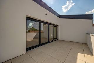 Waanzinnig duplexappartement op rustige ligging in het hartje van de binnenstad. Gelegen op wandelafstand van winkels, openbaar vervoer, Groenplaats en de Scheldekaaien. Gerenoveerd met oog voor detail en hedendaagse leefnormen. Wordt voorzien van drie zonnepanelen. Airco.<br /><br />Indeling:<br /><br />Via de inkomhal op parket met gastentoilet betreed je het appartement. Op deze verdieping bevinden zich de open ingerichte keuken voorzien van toestellen en de ruime living op parket. De living geeft rechtstreeks toegang tot het terras van +/- 12 m². Tevens op deze verdieping bevindt zich slaapkamer 1 op parket en aangrenzende ingerichte badkamer met inloopdouche en lavabo met meubel.<br />Via een inpandige trap bereik je de tweede slaapkamer op parket met aangrenzende ingerichte badkamer voorzien van ligbad, inloopdouche en lavabo met meubel. Op deze verdieping bevinden er zich ook nog 2 ruimtes die gebruikt kunnen worden als dressing of extra stockageruimte.<br /><br />Verkoop onder registratie. <br />Individuele nutsvoorzieningen. <br />Mogelijkheid tot aankoop van ondergrondse autostaanplaats of garagebox.<br /><br /><br /> 