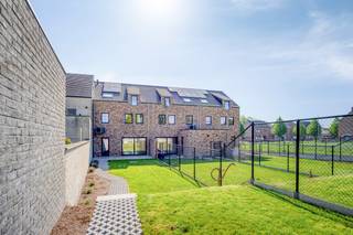 Bezoek deze woning rechtstreeks op de website van Immo Leroi: https://www.immo-leroi.be/pand/kopen-woning-tongeren/6772928?project=True<br /><br />Welkom bij dit luxueuze nieuwbouwproject, met drie prachtige gezinswoningen op een steenworp van het bruisende centrum van Tongeren.<br /><br />Mooie architectuur, lichtrijke, grote ruimtes en een gunstige oriëntatie. Dit knappe project is de ideale plek voor jou en je gezin. Je profiteert hier namelijk van een zeer groene en rustige ligging dichtbij de lagere school, de supermarkten en voldoende recreatiemogelijkheden in de buurt. Zo geniet je van natuurdomein de kevie en kilometers aan velden, allemaal op wandelafstand.<br /><br />Dit project wordt afgewerkt met materialen van de hoogste kwaliteit. De bouwheer koos dan ook voor BEN-woningen (bijna energieneutraal), waarbij de vloeren, muren en daken voorzien zijn van ruime isolatie. Het E-peil is hierdoor lager dan E30, mogelijk zelfs E20.<br /><br />Alle woningen worden casco+ opgeleverd: <br /> x Wind- en waterdicht, met hoogrendementsglas in aluminium ramen;<br /> x Ventilatiesysteem type D;<br /> x Warmtepompinstallatie lucht/water inclusief koeling voor in de zomer;<br /> x Vloerverwarming in de hele woning;<br /> x Afgewerkte elektriciteit inclusief 10 zonnepanelen;<br /> x Volledig gechaped en gepleisterd;<br /><br />Volledige afwerking door de bouwheer is ook mogelijk na bespreking, offertes hiervoor zijn in opmaak.<br /><br />Deze woningen worden verkocht onder het btw-stelsel. Download de brochure in bijlage voor een gedetailleerd prijsoverzicht of contacteer ons voor meer informatie.<br /><br />Deze nieuwe thuis heeft een laag E-peil, een stijlvolle uitstraling, private parkeermogelijkheid én kan nog volledig worden afgewerkt naar jouw wensen.<br /><br />INTERESSE?<br />Interesse in dit prachtige project? Plan dan snel een bezoek door te bellen naar 012 23 00 23 of stel je vragen aan dries@immo-leroi.be.