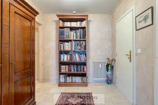 Residentie "Virgilius" <br /><br />Dit charmante appartement, gelegen aan de stadsrand op de Gentsesteenweg, biedt een betaalbare en ruime woonruimte.<br />Ideaal voor wie op zoek is naar een instapklaar appartement met 2 slaapkamers op de tweede verdieping.<br /><br />Kenmerken:<br />Locatie : stadsrand - Gentsesteenweg<br />Aantal slaapkamers : 2<br />Badkamers : 1<br />Verdieping : tweede verdieping<br />Onderhoud : goed onderhouden en instapklaar<br />Terrassen : geniet van buitenruimte met 2 terrassen<br />Garage en berging<br /><br />Dit is een unieke kans om een comfortabel en goed onderhouden appartement te verwerven op een gunstige locatie.<br />Aarzel niet om contact op te nemen voor verdere details of om het appartement persoonlijk te ervaren.<br /><br />Voor meer informatie of een bezichtiging, neem contact op met Olivier 0475 419 017.