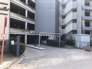 Ontdek nu de perfecte parkeeroplossing in Parking Green C, gelegen in het bruisende Oostende! Deze exclusieve parking (2.3m x 4.83m) biedt u niet alleen de gemoedsrust van een veilige en gemakkelijke parkeerplaats, maar ook tal van voordelen die uw leven een stuk eenvoudiger maken. De parkeerplaats (11.10 m²) is gelegen op de vierde verdieping. Uw voertuig verdient de beste bescherming. De parking is uitgerust met geavanceerde beveiligingsmaatregelen, waaronder camerabewaking en toegangscontrole, zodat u met een gerust hart kunt parkeren.