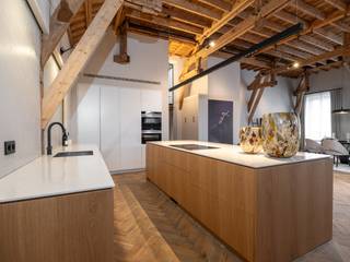 Energiezuinige loft van maar liefst 338 m² bewoonbare oppervlakte met 3 slaapkamers en evenveel badkamers maakt deel uit van een kleinschalig...