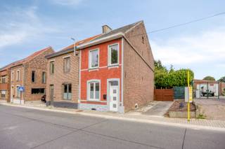 Deze prachtige half open bebouwing in Boutersem is onlangs gerenoveerd in 2026 en biedt alles wat u nodig heeft. De keuken is nieuw, badkamer is nieuw, de ramen van Schüco zijn nieuw en tenslotte zijn de slaapkamers gerenoveerd met een nieuwe trap. <br /><br />De HOB is gelegen op een perceel van 5 are met een ruime tuin en een gezellig terras/binnenplaats, perfect voor ontspanning, buitenactiviteiten voor de kinderen, bbq of om tot rust te komen.<br /><br />De woning beschikt over 2 slaapkamers en heeft een bewoonbare oppervlakte van 108 m² zodat u voldoende ruimte heeft om comfortabel te wonen. De nieuwe keuken is voorzien van alle moderne toestellen. De EPC heeft label E en elektrische keuring is conform. <br /><br />De tuin is zuidelijk georiënteerd, waardoor u kunt genieten van veel zonlicht en een aangename sfeer. Daarnaast zijn er 2 parkeerplaatsen beschikbaar rechts van de woning, wat handig is voor het parkeren van voertuigen.<br /><br />De locatie van de woning is top, met winkels, scholen, openbaar vervoer in de buurt en vlakbij de uitvalswegen. Kortom, deze woning is een ideale keuze voor wie op zoek is naar een comfortabele en mooi gerenoveerde woning in Boutersem.<br /><br />Graag een bezoek? Bel David van LED-ON-IMMO of mail naar info@ledonimmo.be. Tot gauw ;)