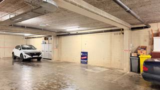 Op zoek naar veilige en vlot bereikbare parkeerplaatsen?<br /><br />In de verzorgde residentie aan de Vekedries 9 bieden wij twee ruime autostaanplaatsen aan die onmiddellijk beschikbaar zijn. P19 + 26.<br /><br />Dankzij de brede en makkelijke inrit - gecombineerd met een automatische toegangspoort - geniet u hier dagelijks van maximaal comfort en veiligheid. De staanplaatsen bevinden zich in een nette en goed onderhouden residentie. Dit is een zorgeloze investering of een praktische oplossing voor uw eigen wagen.<br /><br />Een extra troef is de scherpe prijs: slechts €16.000 per staanplaats.<br /><br />Of u nu op zoek bent naar een veilige parkeerplaats voor eigen gebruik of een interessante investering, deze staanplaatsen vormen een uitstekende opportuniteit.<br /><br />Onmiddellijk beschikbaar. Neem contact op voor meer informatie of een bezoek ter plaatse. Philippe@immojanstas.be of 0470/308.563