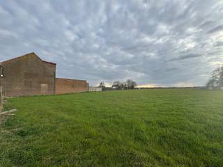 Immo Pické biedt U dit mooi perceel bouwgrond aan geschikt voor een gesloten bebouwing met een prachtig zicht op de achterliggende weilanden. Deze bouwgrond heeft een mogelijke voorgevelbreedte van 8,50m. Achteruitbouwstrook van 6m. Bouwdiepte gelijkvloers 15m en verdieping 12m. Zadeldak. Kroonlijsthoogte 6,5m. Mogelijkheid om een bijgebouw te plaatsen in de achtertuin.