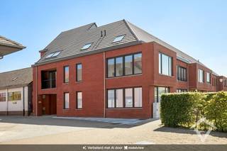 Dit rustig en centraal gelegen appartement in Bovekerke omvat: Inkom - toilet - ruime leefruimte met open keuken - bergruimte - 2 slaapkamers - badkamer met ligbad/douche - autostaanplaats.<br /><br />Dit energiezuinige appartement heeft een EPC-Label B en is beschikbaar vanaf 1/11/2026.<br /><br />Huurprijs: 660,00€/mnd (exclusief syndickosten: 55,00€/mnd)