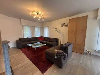 Rustig gelegen instapklare gezinswoning met 3 slaapkamers en tuin in Bergom (Herselt)<br /><br />In een rustige straat in Bergom (Herselt) bevindt zich deze vrijstaande, recent gerenoveerde woning met een bewoonbare oppervlakte van 188 m², gelegen op een perceel van 12a29ca. De woning biedt een praktische indeling, veel lichtinval en een mooi zicht op de groene tuin.<br /><br />Indeling: Bij het binnenkomen kom je in de inkomhal met apart toilet en toegang tot de badkamer (vooraan, zonder inkijk) en de trap naar boven. Verderop bevindt zich de lichtrijke keuken, voorzien van grote ramen en een glazen deur naar de tuin. Aansluitend ligt de gezellige woonkamer met allesbrander en uitzicht op de tuin. De scheidingsmuur zonder deur tussen keuken en living, zorgt voor een open gevoel. Via de keuken bereik je de garage en de wasplaats. De wasplaats heeft ook een deur naar de tuin toe.<br /><br />Op de verdieping vind je een apart toilet, een bureauruimte met aansluitend een gezellige slaapkamer onder het dak, een bergruimte, een tweede slaapkamer en de master bedroom met dressing.<br /><br />Buitenruimte: De woning beschikt over een aangenaam terras en een ruime tuin met fruitbomen en een rijke diversiteit van planten die de zomer rond zorgt voor besjes- en bloemenpracht. Langs de linkerzijde van de tuin loopt een pad langs het kippenhok, naar het tuinhuis en houtkot. Achteraan de tuin is een moestuin en composthoek voorzien.<br /><br />Troeven:<br /><br />· Deels gerenoveerd (nieuwe vloer, schilderwerken, gordijnen)<br /><br />· Vloerverwarming beneden<br /><br />· Regenput aanwezig<br /><br />· Alarminstallatie<br /><br />· EPC: 264 (label C)<br /><br />Deze woning is instapklaar en ideaal voor wie op zoek is naar rust, comfort en ruimte, in een groene en aangename omgeving dichtbij winkels, scholen en verbindingswegen.