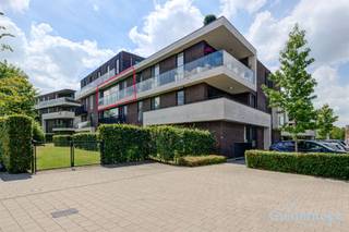<p>Dit stijlvol afgewerkte en instapklare 1-slaapkamerappartement is gelegen in het populaire woonproject The Mills aan de Drie Eikenstraat 449 te Edegem. Het appartement bevindt zich op de tweede verdieping en combineert een uitstekende ligging met hedendaags wooncomfort en een kwalitatieve afwerking.</p><p>De lichtrijke leefruimte met grote raampartijen zorgt voor een aangename, open sfeer en veel natuurlijk licht. De volledig uitgeruste keuken sluit mooi aan op de leefruimte. Verder beschikt het appartement over een ruime slaapkamer met plaats voor een dubbel bed en grote kast, een verzorgde badkamer, een apart gastentoilet en een praktische berging met aansluiting voor wasmachine en droogkast.</p><p>Gelegen op een toplocatie in The Mills woont u hier rustig, met alle voorzieningen zoals winkels, openbaar vervoer, scholen en belangrijke invalswegen in de onmiddellijke nabijheid. Daarnaast zijn er in de omgeving voldoende parkeermogelijkheden.</p><p>Dankzij het recente karakter van het gebouw geniet u van alle voordelen van hedendaags wonen, inclusief energiezuinig comfort en lage gemeenschappelijke kosten. De aankoop gebeurt bovendien onder registratierechten (geen btw), wat een belangrijk financieel voordeel biedt.</p><p>Troeven:</p><ul><li>Ruim 1-slaapkamerappartement</li><li>Topligging in The Mills te Edegem</li><li>Instapklaar en kwalitatief afgewerkt</li><li>Lichtrijke leefruimte</li><li>Volledig uitgeruste keuken</li><li>Ruime slaapkamer</li><li>Berging met aansluiting wasmachine/droogkast</li><li>Veel parkeermogelijkheden in de buurt</li><li>Nabij winkels, openbaar vervoer en invalswegen</li><li>Lage maandelijkse gemeenschappelijke kosten</li><li>Aankoop onder registratierechten (geen btw)</li></ul><p>Zowel geschikt voor eigen bewoning of als interessante investering.</p>