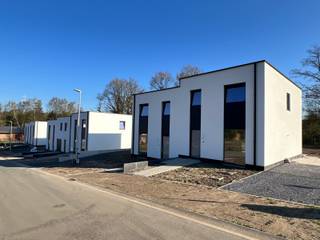 Moderne afgewerkte BEN-woning op een perceel van 4are 49ca in een nieuwe verkaveling.<br />Deze woning is een halfopen bebouwing en is als volgt ingedeeld. Op het gelijkvloers is er een inkomhal met trap naar verdieping, toilet, woonkamer opgedeeld in zithoek en eethoek, open ingerichte keuken, berging. Op de verdieping zijn er 3 slaapkamers waarvan 1 met dressingruimte, badkamer met ligbad, toilet, enkele lavabo en een berging. Naast de woning is er een carport. Terras en tuin zijn toegankelijk via een schuifraam in de woonkamer.<br />Vloer, keuken en badkamer worden door architect en promotor gekozen en geïnstalleerd. U dient enkel nog schilder- en behangwerken te doen en de woning is klaar om bewoond te worden.