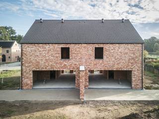 <p><span><strong>Energiezuinige nieuwbouw in Begijnendijk.</strong></span></p><p><span>Deze halfopen nieuwbouwwoning aan de Waterstraat 23A in Begijnendijk combineert een kwalitatieve afwerking met energiezuinig wooncomfort. De woning ligt op een perceel van 405 m², beschikt over een terras van 28 m² en wordt <strong>volledig afgewerkt conform het lastenboek</strong> opgeleverd.</span></p><p><span>De totale oppervlakte bedraagt 205 m²: 154 m² op het gelijkvloers en de eerste verdieping, aangevuld met 51 m² zolderruimte. De zolder is bereikbaar via een vaste trap en kan optioneel tegen meerprijs worden afgewerkt tot een extra kamer. Zonnepanelen, een warmtepomp en vloerverwarming zorgen voor aangenaam en energiezuinig wonen.</span></p><p><span><strong>Geen voorschotten: je betaalt pas bij de authentieke akte.</strong> De akte en de oplevering vallen samen, zodat je bij de overdracht meteen de sleutels ontvangt.</span></p><p><span><strong>Prijsopbouw:</strong></span></p><ul><li><span><strong>Grond:</strong> € 145.000 + € 17.400 registratierechten (12%) = <strong>€ 162.400</strong>.</span></li><li><span><strong>Constructie:</strong> € 317.750 + € 66.727,50 btw (21%) = <strong>€ 384.477,50</strong>.</span></li><li><span><strong>Bijkomende kosten:</strong> € 9.600 + € 2.016 btw (21%) = <strong>€ 11.616</strong>, voor nutsvoorzieningen, EPB-verslaggeving, veiligheidscoördinatie en de opstal- en verkavelingsakte.</span></li></ul><p><span><strong>Totaal: € 558.493,50 inclusief bovenstaande registratierechten, btw en bijkomende kosten.</strong> Exclusief kosten van de aankoopakte, eventuele kredietkosten en optionele zolderafwerking.</span></p><p><span>Contacteer Radix Vastgoed voor meer informatie of een bezoek.</span></p>