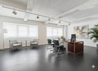 Goed gelegen nabij de grens met Brussel, achter Arts &amp; Métiers, in de Waskaarsstraat 31, te Anderlecht, zeer praktische en gelijkvloerse kantoorruimte / bureaus van ± 157 m² in een gerenoveerd industrieel gebouw "Tannerie Créas". De bureaus zijn afgewerkt in industriële stijl met anthracietkleurige poli-beton.7 optionele ondergrondse parkeerplaatsen (+ 15.000 Euro - à la carte)Lage gemeenschappelijke kosten.Zeker een bezoek waard.