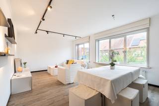 In een gebouw van slechts 2 appartementen. Het omvat de volledige 1e verdieping inclusief de zolder. Topligging in de gegeerde wijk Bevegem, op wandelafstand van scholen, station, sportinfrastructuur en het centrum van Zottegem. Het appartement heeft enorm veel lichtinval, een ruime leefruimte, afzonderlijke keuken met berging, twee slaapkamers en een complete badkamer (douche én bad). Er is tevens een privatieve kelderberging. Dankzij de 10 zonnepanelen bent je klaar voor de toekomst. De ruime zolder van 60m² kan ingericht worden -vergunning aanwezig. Mogelijkheid tot aankoop van een grote garage van 30m². De beschikbare attesten kan je downloaden via JUNOvastgoed.be.