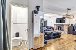 <p>Voor meer info of een bezoek, bel 053 59 49 34 - Op een strategische locatie, op een boogscheut van zowel het centrum van Dilbeek als van Brussel, vinden we deze <strong>interessante (opbrengst)eigendom</strong> terug. <strong>Het commerciële gelijkvloers en het appartement op de eerste verdieping worden samen verkocht</strong>. De basisakte is momenteel in opmaak. Bij de aankoop zijn bovendien <strong>twee staanplaatsen inbegrepen</strong>. Het appartement beschikt over een ruime, lichtrijke leefruimte met aansluitend de deels geïnstalleerde keuken. Verder zijn er <strong>twee slaapkamers</strong>, een badkamer met douche en een apart toilet. De absolute troef is ongetwijfeld <strong>het prachtige, zeer ruime terras.</strong> Het commerciële gelijkvloers werd jarenlang uitgebaat als de bloeiende horecazaak <strong>“De Kapblok”</strong>, een restaurant met een sterke naamsbekendheid en uitstekende reputatie in Dilbeek en omstreken. In de achterliggende Kaudenaardestraat zijn er bovendien gratis openbare parkeerplaatsen beschikbaar. <strong>Het handelsgelijkvloers</strong> omvat een ruime zaal, een industriële keuken, aparte toiletten en een vestiaire. Via de achterzijde van het gebouw (Kaudenaardestraat) is zowel de handelsruimte als het appartement toegankelijk. <strong>Daarnaast is er een grote kelder, die eveneens bereikbaar is via de parking, ideaal voor leveranciers</strong>. Dankzij de grote raampartijen langs de Ninoofsesteenweg geniet het handelsgelijkvloers van <strong>een uitstekende visibiliteit</strong>. Deze topligging, met dagelijks veel passage richting Brussel en Ninove, maakt dit pand bijzonder aantrekkelijk. <strong>Gunstig EPC voor appartement (EPC B) als handelsruimte (EPC D - renovatieplicht)</strong> - Geen asbest in app - Geen hoge maandelijkse kosten - Aparte tellers</p>