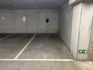 Ondergrondse autostaanplaats met lader voor elektrische wagen gelegen in de Lichttoren, een recente residentie in Park Spoor Noord.  Zowel het...