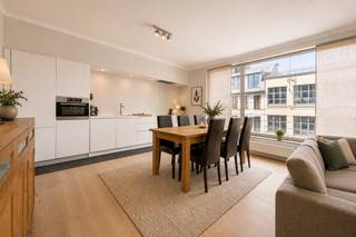 <strong>Stijlvol wonen aan het water – Kattendijkdok Westkaai 51 bus 3.4, Antwerpen</strong><br /><br />Welkom in dit prachtige appartement op een absolute toplocatie aan het bruisende Eilandje. Hier geniet u dagelijks van een uniek uitzicht op het Kattendijkdok, gecombineerd met de levendigheid van de stad, een uitstekende bereikbaarheid en een uitzonderlijke woonkwaliteit.<br /><br />Het gebouw werd ontworpen door de gerenommeerde Zwitserse architect Roger Diener en staat bekend om zijn tijdloze, minimalistische architectuur en hoogwaardige afwerking.<br /><br />Met een bewoonbare oppervlakte van ca. 100 m² biedt dit appartement een perfecte balans tussen ruimte, comfort en elegantie. De ruime leefruimte wordt gekenmerkt door grote raampartijen die zorgen voor een overvloed aan natuurlijk licht en een aangename connectie met de omgeving. Vanuit de leefruimte heeft u toegang tot het westgericht terras, waar u in alle rust kunt genieten van de middag- en avondzon. Het uitzicht combineert het beste van twee werelden: een zicht op het water enerzijds en een levendig stadszicht anderzijds.<br /><br />De open designkeuken is afgewerkt met kwaliteitsmaterialen en uitgerust met hoogwaardige Miele-toestellen, wat garant staat voor optimaal kookcomfort. De leefruimte werd bovendien voorzien van externe zonnewering, waardoor het appartement ook tijdens warme zomerdagen aangenaam blijft.<br /><br />Doorheen vrijwel het volledige appartement werd een kwalitatieve parketvloer doorgetrokken, wat zorgt voor een warme, stijlvolle en uniforme uitstraling. Enkel in de badkamer en het toilet werd gekozen voor een onderhoudsvriendelijke tegelvloer.<br /><br />Het appartement beschikt over twee ruime slaapkamers, een comfortabele badkamer, twee afzonderlijke toiletten en een praktische berging. Dankzij de doordachte indeling is dit appartement uitermate geschikt als gezinswoning, stijlvolle stadswoning of kwalitatieve investering.<br /><br /><strong>Extra troeven:</strong><br /><br />Westgericht terras<br />Zicht op zowel het water als de stad<br />Volledig doorgetrokken parketvloer<br />Hoogwaardige Miele-keukentoestellen<br />Externe zonnewering aan de leefruimte<br />Twee ruime slaapkamers<br />Topligging op het Eilandje<br />Nabij restaurants, musea, winkels en openbaar vervoer<br />Kelderberging en gemeenschappelijke fietsenberging<br />Energiezuinig en voorzien van hedendaags wooncomfort<br /><br />Ondergrondse parkeerplaats verplicht aan te kopen voor €40.000<br /><br />Een uitzonderlijk appartement op een van de meest gegeerde locaties van Antwerpen, waar architectuur, comfort en ligging naadloos samenkomen.<br /><br />Voor meer informatie of een bezoek ter plaatse kan u contact opnemen met Xander via 0497 18 10 84 of xander@reds.be.