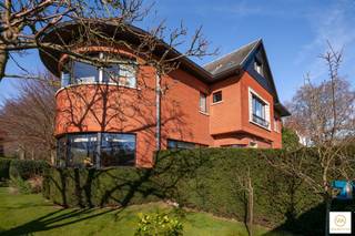 <p><span>In het hart van Park Den Brandt, naast de voormalige tennisclub "Den Brandt", vlakbij de invalswegen en het centrum van Antwerpen, treffen we deze sublieme &amp; instapklare Art Déco villa met ca 500m² bew. opp. In 2012 werd de woning met veel zorg stijlvol gerenoveerd met behoud van de mooie elementen met de charme van weleer. De stijlvolle inkomhal met mooie trappenpartij verleent u enerzijds toegang naar een eerste leefgedeelte aan de voorzijde en anderzijds naar de eetkamer met zicht op de tuin en doorgang naar een extra woonruimte met gashaard + acces naar de zonnige tuin. De hele woning is doordrongen van daglicht. De ingerichte eet-en leefkeuken met bijkeuken (+wasplaats) geeft eveneens uit op de tuin en terras. Op de eerste verdieping zijn vier volwaardige &amp; stijvlolle slaapkamers en 2 badkamers met elkaar verbonden via een centrale hal. Een vaste trap brengt ons naar een extra polyvalente ruimte met 5de slaapkamer en nog een extra doucheruimte. De kelderverdieping wordt thans als showroom gebruikt en kan voor verschillende doeleinden gebruikt worden. Carport achteraan. Zeer stijlvolle en volledig gerenoveerde villa met  hedendaagse inrichting en comfortniveau. De totaalrenovatie omvat alle vloeren (parket), badkamers, keuken, ramen, elektriciteitsinstallatie en loodgieterij + nazicht en isolatie van de daken + gevels. Prima gelegen in de residentiële parkomgeving naast de voormalige tennisclub "Den Brandt". Zij stoppen nl. hun activiteiten na dit seizoen en verhuizen naar de Wilrijkse pleinen.</span></p><p><span> </span></p><p><span>Snel beschikbaar!</span></p>