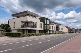 Een project dat de focus legt op jou. <br /><br />Dat klinkt als het klassieke makelaarspraatje, zeg je? Dat snappen we. En toch is dit project nét dat tikje meer. Meer ruimte, meer high-end, meer een (t)huis.<br /><br />Welkom in appartement 2.3; een knappe penthouse van 136m² op de 2de verdieping met 3 slpk en 2 terrassen van 16m² en 18m².<br /><br />1. We focussen op woongemak. Geen gebouw waar we zoveel mogelijk appartementen/studio’s in proppen, maar een kleinschalige residentie met grote appartementen. Ademruimte dus.<br /><br />2. We leggen dus de nadruk op ruimtelijkheid. Veel lichtinval, grote ramen, groene eyecatchers en vooral: buitenruimte! Je wordt benauwd van het gemiddelde terras van 8m², zeg je? No worries, hier starten we met balkons vanaf 18 m² tot maar liefst 68m²! <br /><br />3. Graag bewust wat kleiner wonen, of toch een volwaardig alternatief voor het inruilen van je woning? We bieden beide aan: een fijne bewoonbare oppervlakte van 93m², tot een penthouse van…jawel… 185m². <br /><br />4. Future proof wonen, da’s de boodschap. En dit project gaat nog een tikje verder, want er werd extra aandacht besteed aan toegankelijkheid: brede gangen en parkeerplaatsen, drempelvrij wonen, een lift tot in de kelder en op wandelafstand van openbaar vervoer, winkels, eetgelegenheden, scholen, etc.<br /><br />5. Energiezuinigheid is niet enkel goed voor de natuur, maar ook voor je portemonnee. Deze BEN-woningen focussen op een minimaal verbruik en mikken op een E-peil van 10. En jawel, dat betekent niet enkel een fantastische isolatie, maar ook een warmtepomp voor vloerverwarming en -koeling, zonnepanelen, regenwaterputten, etc.<br /><br />6. And last but not least: een lokale bouwheer én makelaar. Je weet van wie je koopt. We kennen de buurt en de mogelijkheden. En we kennen jou. Graag later verhuren? Doen we! Je eigen huis (gratis) laten schatten om te kijken wat de mogelijkheden zijn? Met plezier! Benieuwd naar een lening of verzekering? You’re welcome. Je hebt een lokaal aanspreekpunt, nu en in de toekomst.<br /><br />Een parkeerplaats (vanaf 26.000 EUR) en berging (vanaf 3000 EUR) in de ondergrondse garage is verplicht bij aan te kopen. <br /><br />De snelle kopers kunnen profiteren van deze lanceringsprijzen.<br />AANKOOP AAN 6% BTW MOGELIJK! <br /><br />Benieuwd naar de voorwaarden? <br />We gaan graag een keer met je rond tafel.