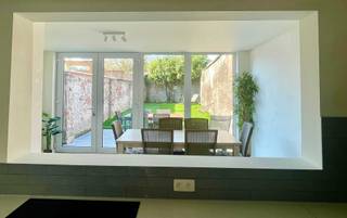 Gerenoveerde woning met grote tuin en inpandige garage in centrum Gent<br /><br />Troeven:<br />- Moderne, lichtrijke woning met vier slaapkamers<br />- Twee volledig nieuwe badkamers<br />- Uiterst kwalitatieve Siematic keuken met Siemens apparatuur<br />- Inpandige garage met automatische poort (een absolute troef in deze buurt!)<br />- Toplocatie in centrum Gent nabij invalswegen en voorzieningen (Mobiscore 9,4/10!)<br />- Grondig kwalitatief gerenoveerd in 2026 met gunstige EPC B-score en elektriciteit conform<br />- Grote tuin met mooi terras<br />- Lichtrijke ruimtes dankzij nieuwe grote raampartijen en vernieuwde lichtkoepels<br />- Vlotte verbinding naar het station, centrum, winkels en ander openbaar vervoer<br /><br />Indeling:<br />De woning verwelkomt je in een ruime, lichtrijke inkomhal die leidt naar de inpandige garage met handige automatische poort, een afzonderlijk gastentoilet en de eerste badkamer met grote- regendouche. Vervolgens bereik je de uitgestrekte lichtrijke leefruimte met aansluitend een royaal uitgeruste topkeuken van SieMatic vol Siemens apparatuur die uitgeeft op de ruime tuin. De zonovergoten eetruimte vormt de verbinding tussen de keuken en de tuin. Via de handige openslaande dubbele glazen deuren sta je zo op het terras. Handig tijdens de mooie zomerdagen! <br />Op de eerste verdieping bevinden zich de eerste twee ruime slaapkamers.<br />Op de tweede verdieping bevinden zich nog twee extra slaapkamers met de ensuite tweede badkamer incl. toilet die je makkelijk vanuit deze beide slaapkamers kan inlopen. Indien drie slaapkamers reeds volstaan, kan de kleinste slaapkamer op de tweede verdieping ook dienstdoen als een mooie dressing, hobbyruimte of functionele bureauruimte. <br /><br />EPC : 153 kWh/m2 Jaar<br />Instelprijs: 625.000<br /><br />Biedingen onder gesloten omslag in te dienen uiterlijk op 15/4. Opening van de biedingen op 14. De verkoper is niet verplicht om een bod te aanvaarden.<br /><br />Laatste bezoekdag op 11/4, telkens tussen 10u-12u of tussen 13u-16u. Neem snel contact op om een bezoek in te plannen.<br /><br />Geen immomakelaars aub!