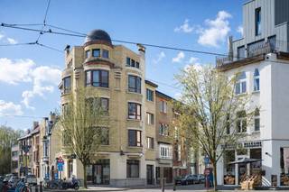 <strong>Lichtrijk dakappartement met 1 slaapkamer en EPC A op toplocatie</strong><br /><br />Dit sfeervolle dakappartement bevindt zich in de gegeerde Sportstraten, op wandelafstand van station Gent-Sint-Pieters. Het maakt deel uit van een kleinschalig renovatieproject met slechts vijf entiteiten, wat zorgt voor een eenvoudige beheerstructuur en lage maandelijkse kosten.<br /><br />Dankzij de hoekligging geniet het appartement van veel natuurlijk licht, open zichten en een voldoende privacy. De doordachte indeling omvat één slaapkamer en benut de beschikbare ruimte optimaal. De vele raampartijen versterken het ruimtelijke gevoel en bieden een uniek uitzicht.<br /><br />Het appartement werd recent gerenoveerd in 2026, met bijzondere aandacht voor isolatie, energie-efficiëntie en hedendaags wooncomfort. Dankzij onder meer individuele zonnepanelen behaalt het appartement een uitstekend EPC-label A met een score van 59 kWh/m².<br /><br />De afwerking combineert karaktervolle art-nouveau-elementen met een moderne, organische toets van 51Noord. Dit zorgt voor een warme en eigentijdse woonbeleving.<br /><br /><strong>Een uitzonderlijke opportuniteit voor wie op zoek is naar een instapklaar, energiezuinig appartement op een toplocatie in Gent.</strong>