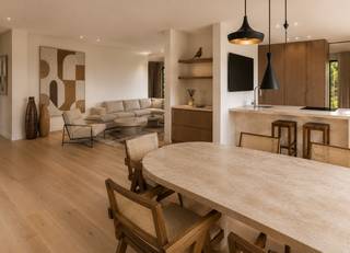 <p>Exclusieve (ver)nieuwbouwvilla met 4 slaapkamers op een perceel van 1009 m².<br /><br />Aan de Epicealaan in Westmalle bevindt zich deze bijzonder ruime villa, die momenteel een grondige vernieuwing ondergaat. Het ontwerp combineert royale woonvolumes met een doordachte indeling voor hedendaags wooncomfort. <br /><br />Indeling:<br />Via de inkomhal, met plafondhoge vestiairekast, betreed je het hart van de woning: de leefruimte sluit aan op een afzonderlijke, volledig uitgeruste keuken. Grote gevelopeningen verbinden de leefruimtes visueel met de tuin en het terras. Een afzonderlijk bureau maakt de woning bovendien bijzonder geschikt voor thuiswerk of een vrij beroep.<br />Verder voorziet het gelijkvloers in een inpandige garage, een berging/technische ruimte met ingerichte kastenwand en een afzonderlijk toilet.<br /><br />De eerste verdieping telt drie ruime slaapkamers, een badkamer en een afzonderlijk toilet. De bovenste verdieping is opgevat als een royale masterverdieping, met een slaapkamer, dressing, badkamer en bijkomende berging.<br /><br />De villa combineert een klassieke architectuur met hedendaagse accenten. Het karaktervolle rieten dak, de gevelafwerking (gekaleide baksteen) en de zorgvuldig gekozen materialen geven de woning een warme en tijdloze uitstraling.<br /><br />Koop nu en geef mee vorm aan uw nieuwe thuis.<br />Een unieke opportuniteit voor snelle beslissers: de woning bevindt zich momenteel in de ruwbouwfase. Het interieur werd reeds tot in de kleinste details uitgewerkt door De Huisartiest maar wie tijdig instapt, krijgt de mogelijkheid om bepaalde keuzes in de verdere afwerking mee te bepalen. Zo kan de toekomstige eigenaar de woning een persoonlijke toets geven.<br />Prijsklasse afhankelijk van keuze afwerking en technieken, richtprijs € 1 295 000,00.<br />Voor meer info of een bezoek ter plaatse kan u vrijblijvend contact opnemen met Karin via 0486/97 84 27 of karin@reds.be.</p>
<p>Voor meer info of een bezoek ter plaatse kan u vrijblijvend contact opnemen met Karin via 0486/97 84 27 of karin@reds.be.</p>