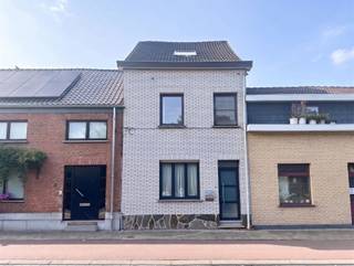 <p>Instapklare woning met 4 (slaap)kamers en mooie tuin in centrale ligging!</p><p>Op zoek naar een instapklare woning op een gunstige locatie? Deze charmante gezinswoning biedt een inkomhal met lichtrijke multifunctionele ruimte (hobbykamer, bureel...), gezellige leefruimte en aansluitend keuken met eetkamer en badkamer.</p><p>Op de eerste verdieping bevinden zich twee ruime slaapkamers, de tweede verdieping telt nog een extra slaapkamer en zolderberging.</p><p>Buiten geniet je van een onderhoudsvriendelijke tuin met een aangenaam terras. De tuin is volledig omheind en beschikt over een achterpoortje waar je uitkomt op een privé parking voor je wagen. Bovendien is er een bijgebouw aanwezig, ideaal als extra opslagruimte.</p>